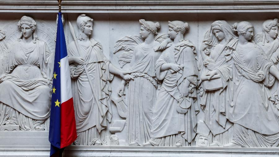 Bandeira da França hasteada na Assembleia Nacional, em Paris