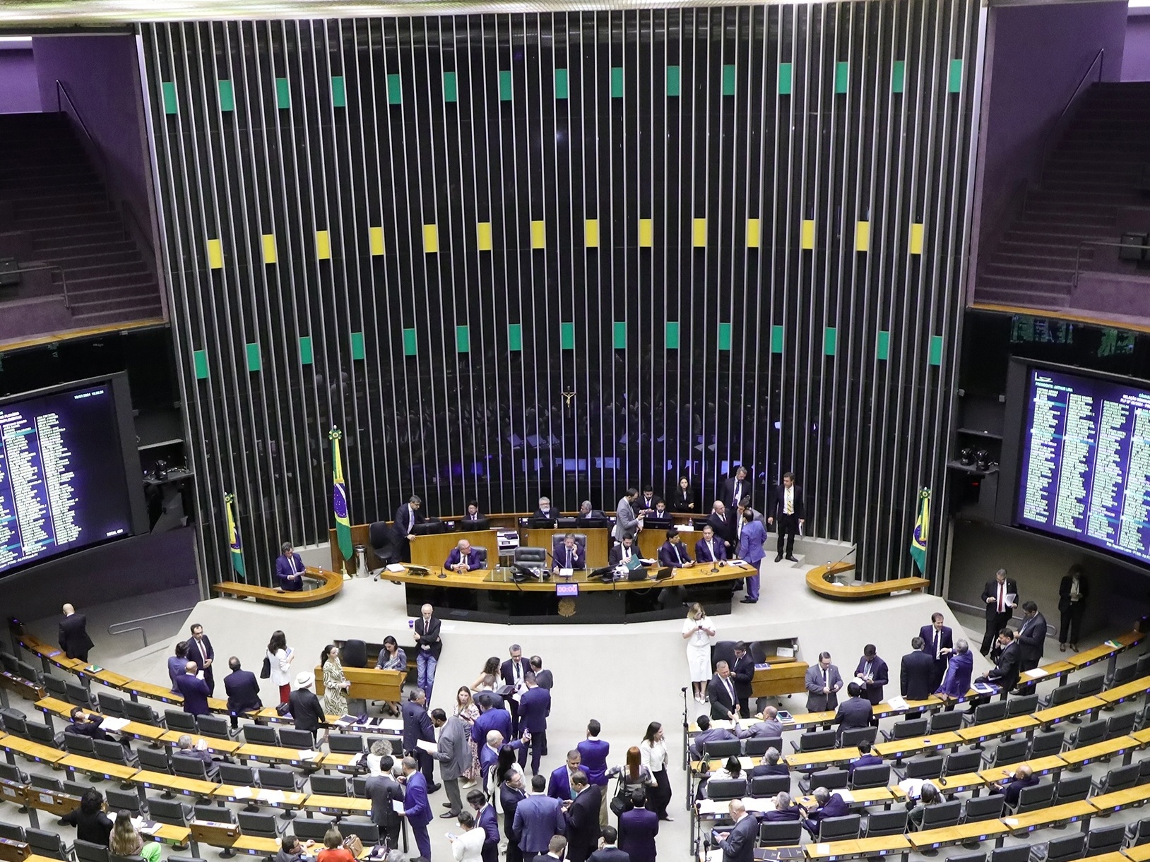 Câmara aprova texto-base de reoneração da folha; votação acaba na quinta