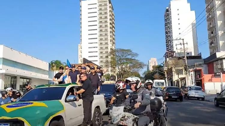 Pablo Marçal faz carreata na zona leste de São Paulo; transportar passageiros na carroceria de caminhonete é infração gravíssima