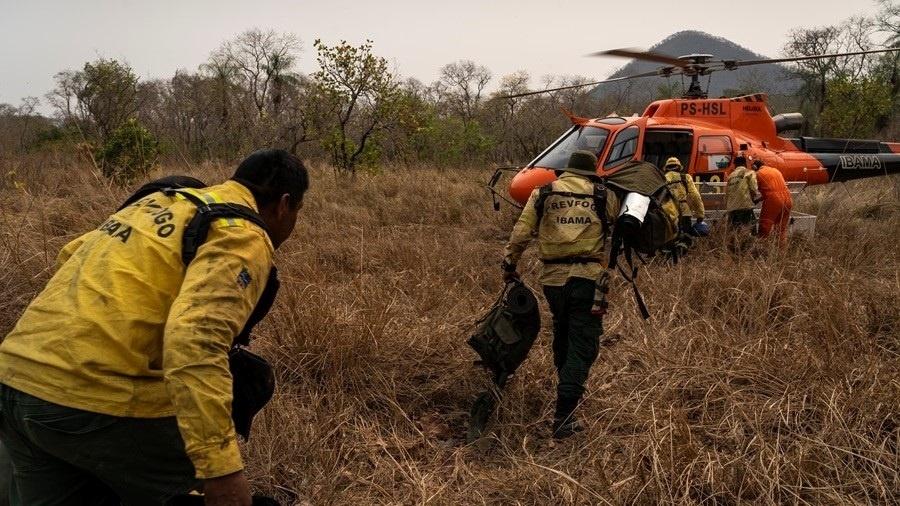 Brigadistas do Prevfogo deixam acampamento e embarcam em helicóptero para ir para a base na Terra Indígena Kadiwéu para combater incêndios 