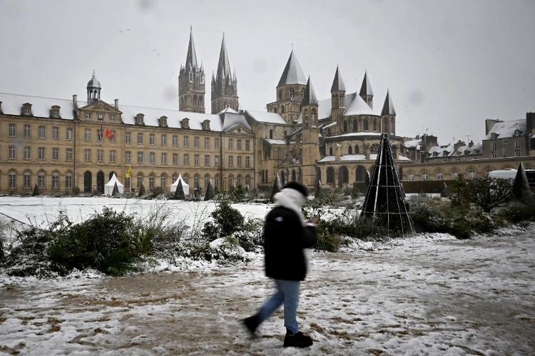 Neve cobriu telhados da Prefeitura de Caen, no Nordeste da França