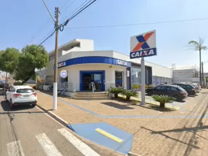 Ladrões invadem banco pelo teto, roubam R$ 800 mil e fogem a pé em SP