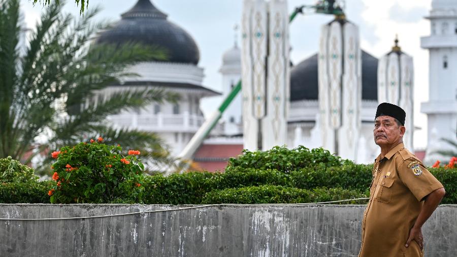 Djafaruddin posa para foto perto da Grande Mesquita Baiturrahman em Banda Aceh, na Indonésia