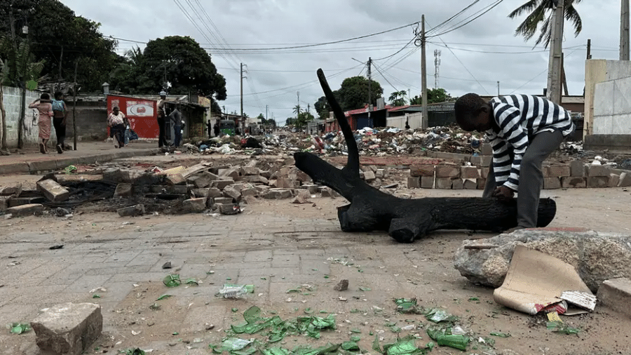 Ruas obstruídas por barricadas improvisadas em Maputo; eleições têm motivado confrontos sangrentos e já deixaram um total de 248 mortos desde outubro - Jaime Álvaro/DW