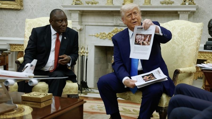 21.mai.2025 - O presidente dos EUA, Donald Trump, acusou a África do Sul de praticar genocídio contra brancos durante encontro com o presidente do país, Cyril Ramaphosa 21.mai.2025 - O presidente dos EUA, Donald Trump, acusou a África do Sul de praticar genocídio contra brancos durante encontro com o presidente do país, Cyril Ramaphosa