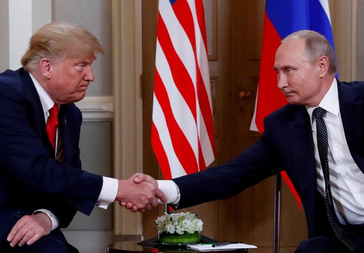 Trump e Putin apertam as mãos durante um encontro em Helsinque, Finlândia, em 16 de julho de 2018
