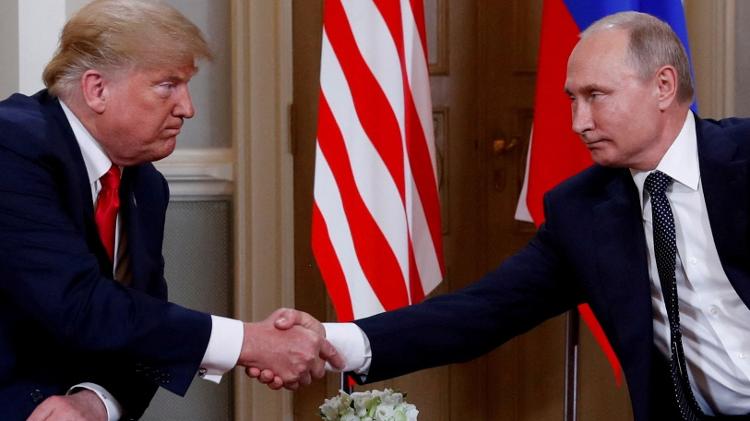 Trump e Putin apertam as mãos durante um encontro em Helsinque, Finlândia, em 16 de julho de 2018 Trump e Putin apertam as mãos durante um encontro em Helsinque, Finlândia, em 16 de julho de 2018