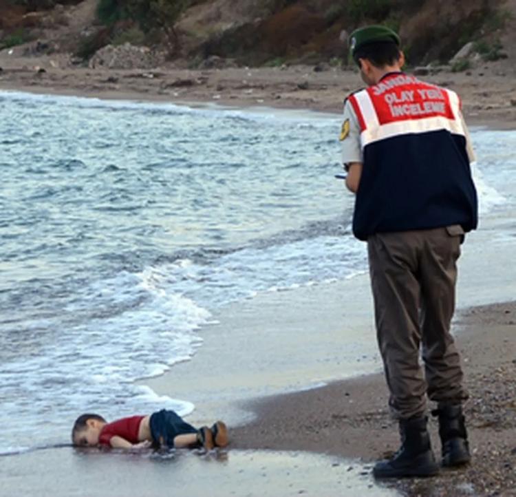 Foto mostra o refugiado sírio Alan Kurdi, de 3 anos, após morrer em naufrágio na costa da Turquia