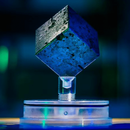 Um cubo de urânio natural do projeto nuclear alemão