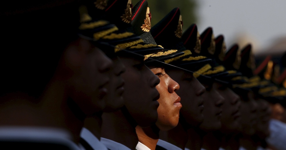 3.jul.2015 - Soldados da guarda de honra do Exército de Libertação do Povo Chinês (PLA) em uma linha reta antes de uma cerimônia de boas vindas fora do Grande Salão do Povo, em Pequim, na China