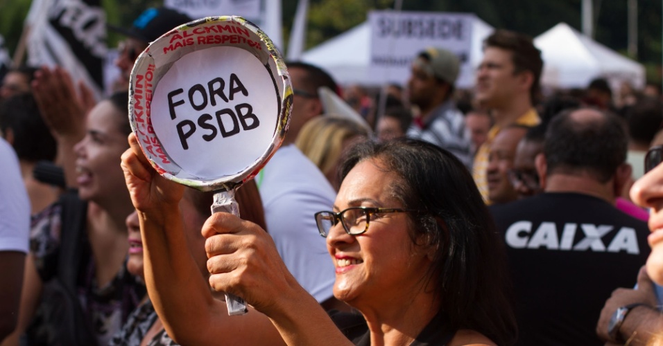8.abr.2016 - Professores estaduais de SP fazem assembleia na praça Roosevelt, no centro de São Paulo. Eles querem reajuste salarial para toda a categoria
