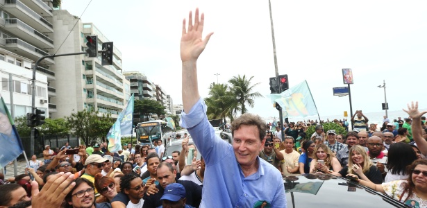 O senador Marcelo Crivella (PRB), candidato a prefeito do Rio de Janeiro, durante caminhada na orla de Ipanema e Leblon neste domingo