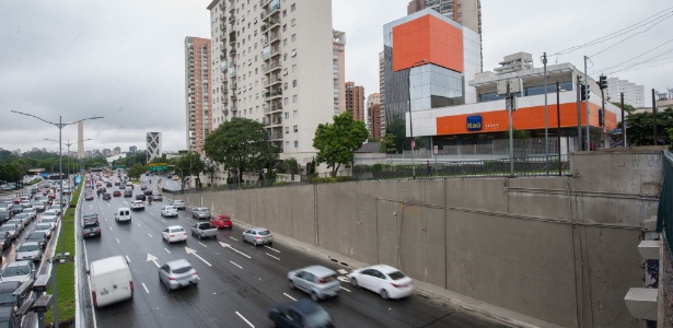 Paredes da avenida 23 de Maio, na região central de São Paulo, que antes tinham grafites e agora estão pintadas de cinza - Alexandre Moreira/Folhapress
