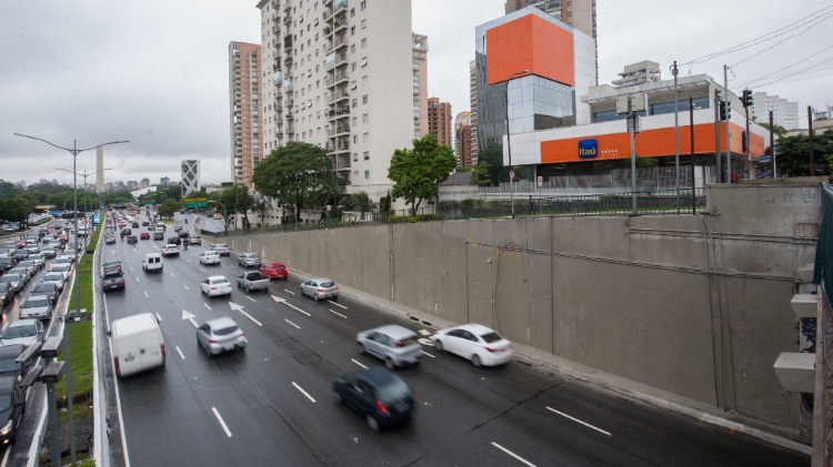 19.jan.2017 - Paredes da avenida 23 de Maio, na região central de São Paulo. Algumas já estão pintadas dentro do programa "Cidade Linda" - Alexandre Moreira/Folhapress - Alexandre Moreira/Folhapress
