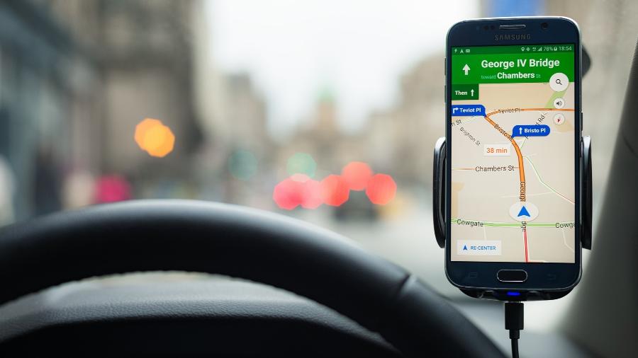 Smartphone Samsung Galaxy S6 com o app Google Maps aberto para navegação - iStock