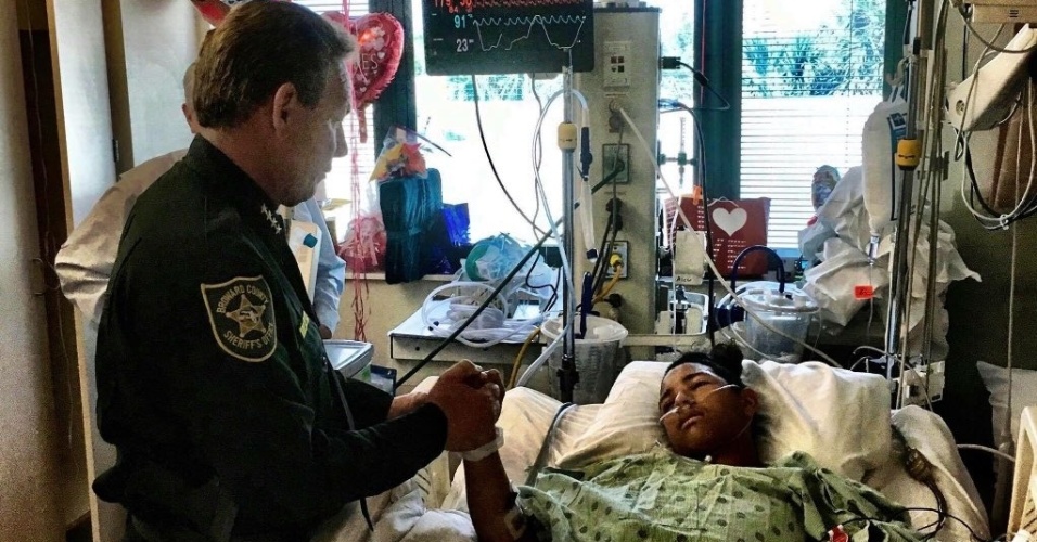 Escudo humano pelos colegas | Jovem que levou 5 tiros para ajudar fuga de tiroteio vira herói nos EUA
