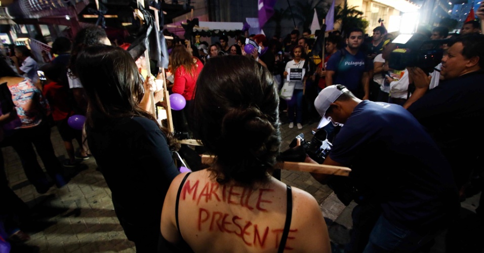 20.mar.2018 - Segurado cruzes, manifestantes participam de ato que marca o sétimo dia de morte da vereadora Marielle Franco e do seu motorista Anderson Gomes, realizado no centro comercial de Natal (RN)