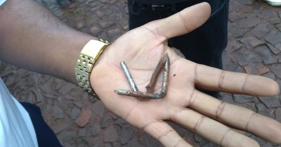 27.mar.2018 - Ganchos de metal pontiagudos, conhecidos popularmente como "miguelitos", foram colocados em uma estrada por onde a comitiva passou e furaram um dos pneus do veículo de Lula
