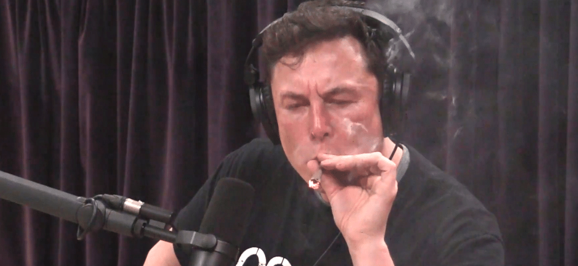 Musk traga cigarro de maconha ao vivo, durante participação em podcast, em setembro de 2018 - Reprodução/YouTube