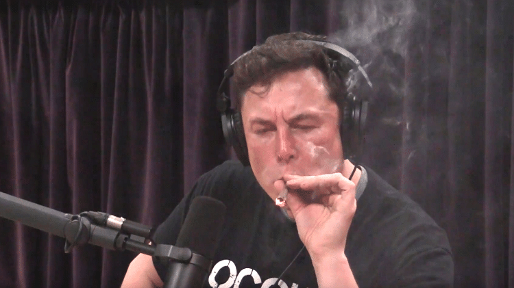 Elon Musk fumando maconha durante participação em podcast - Reprodução/YouTube - Reprodução/YouTube