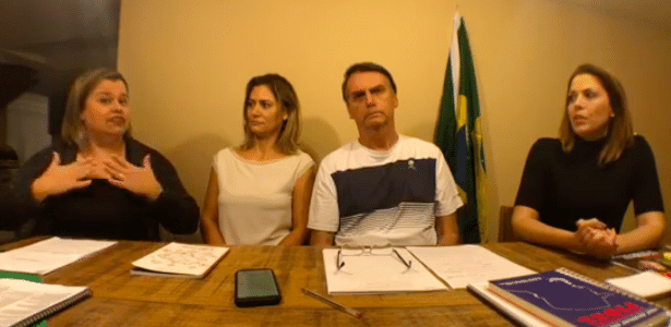 14.out.2018 - Jair Bolsonaro (PSL) fez nova live ao lado de sua mulher, Michelle, de uma surda identificada como Priscila (esq.) e de uma intÃ©rprete de Libras