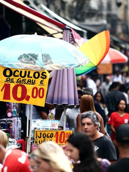 Movimentação de consumidores no Saara, de comércio ambulante, no Rio de Janeiro (1.dez.2017) - Fábio Mott/Agência Estado