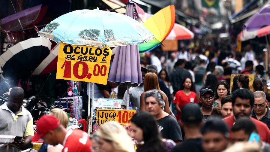 Movimentação de consumidores no Saara, de comércio ambulante, no Rio de Janeiro (1201.dez.2017) - Fábio Mott/Agência Estado