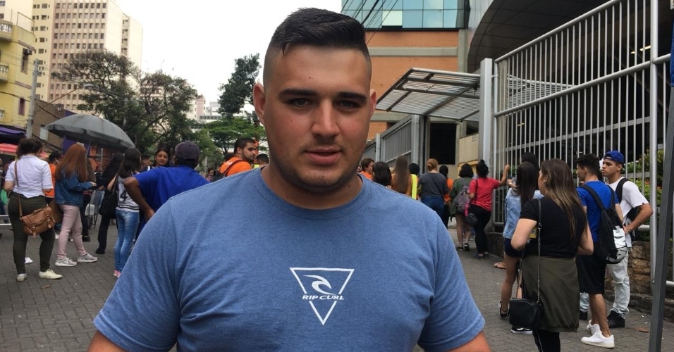 O universitário Giovanni André, 23, cursa o segundo ano de engenharia civil em uma universidade privada de São Paulo e tenta uma boa pontuação no Enem para pleitear bolsa no curso que faz. Ele avalia que as questões de física e matemática devem ajudar a conseguir o benefício. ?Acho que fui melhor neste final de semana porque usei muito das contas e fórmulas que aprendi na faculdade na prova. Acho que fui bem na parte de física e matemática ?, avaliou