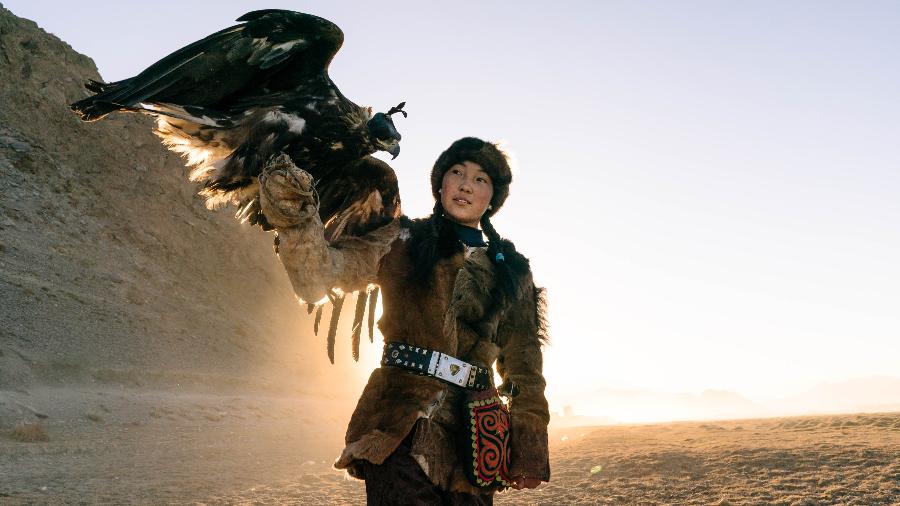 Talap Zamanbol, 14, com sua águia em Bayan Ulgii, Mongólia. - Hannah Reyes Morales/The New York Times