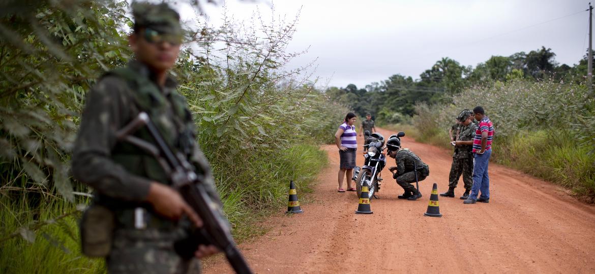 Patrulha do Exército Brasileiro durante bloqueio em estrada vicinal da BR-364, na cidade de Nova Mamoré (RR), durante a Operação Ágata - 19.mai.2013 - Fabio Braga/Folhapress