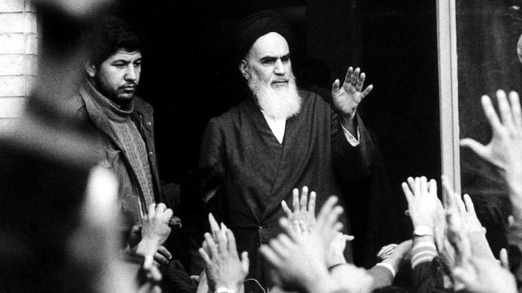 O falecido líder e fundador da revolução islâmica aiatolá Khomeini fala de uma varanda da escola Alavi em Teerã, Irã, durante a revolução do país em fevereiro de 1979