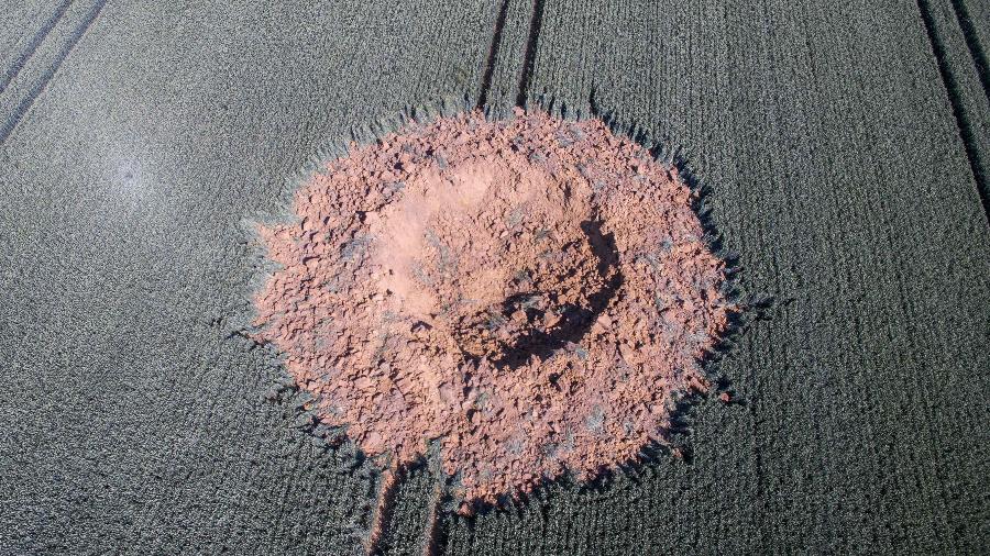 24.jun.2019 - Vista aérea mostra a cratera causada pela explosão de uma bomba da Segunda Guerra na Alemanha - AFP