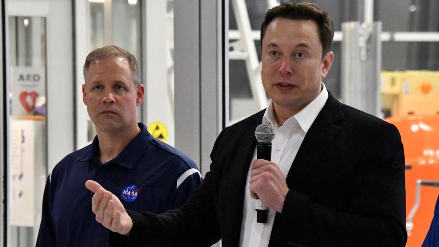 10.out.2019 - O administrador da Nasa, Jim Bridenstine (à esq.), e o CEO da SpaceX, Elon Musk, falam com jornalistas durante visita à fábrica de foguetes em Hawthorne, na Califórnia - Gene Blevins/Reuters
