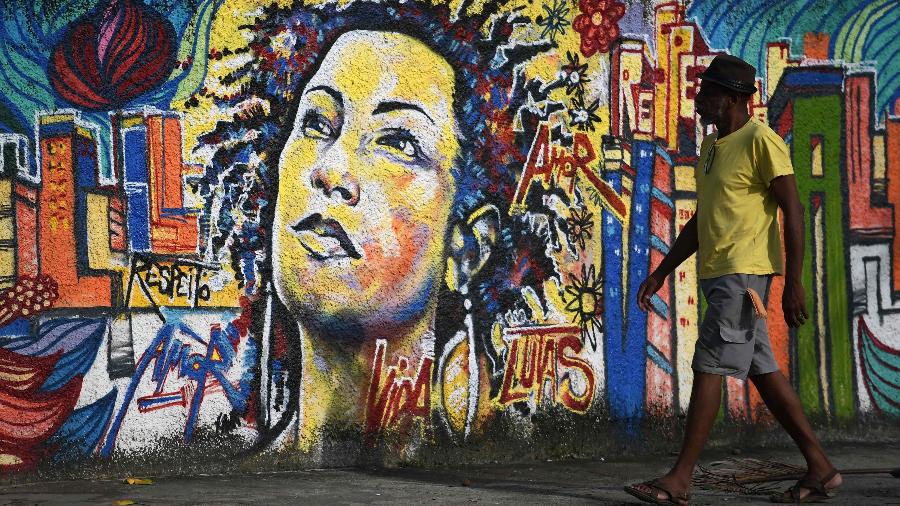 Mural no Rio homenageia Marielle Franco, vereadora assassinada em março de 2018 - CARL DE SOUZA/AFP