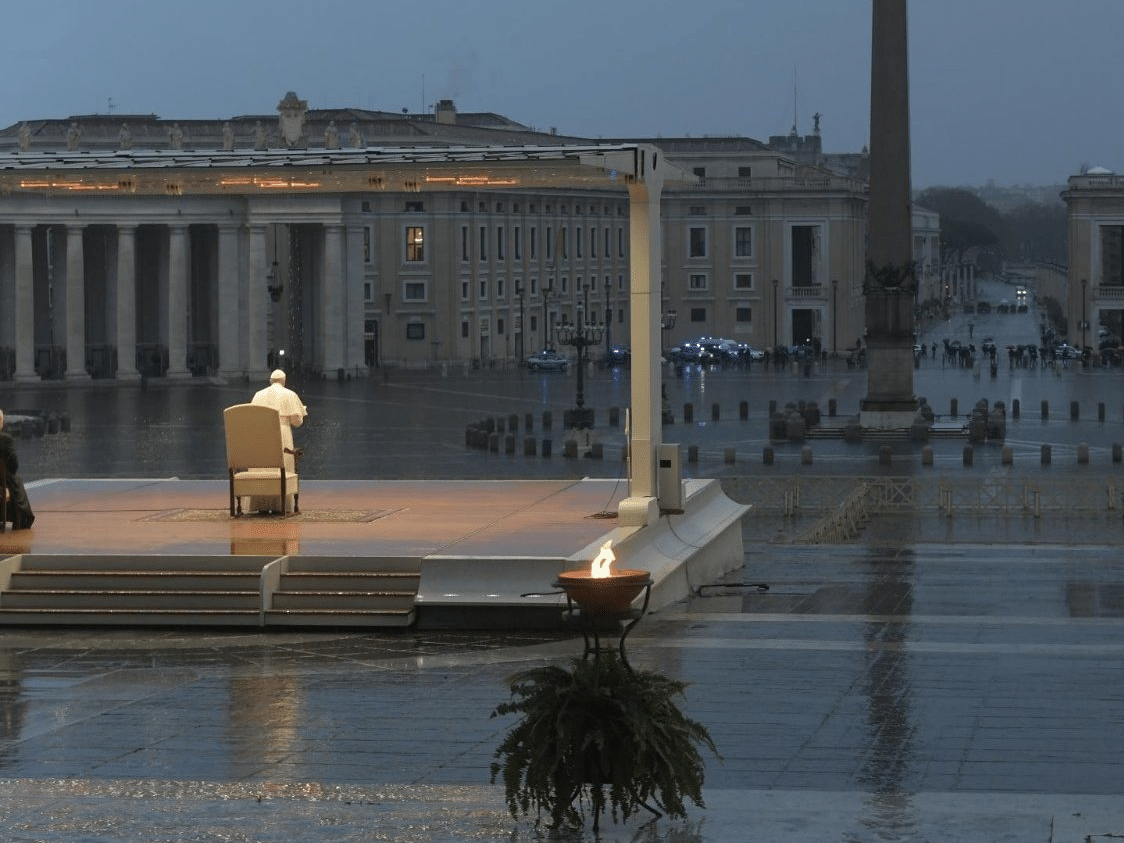 Papa faz oração sozinho na praça São Pedro e concede indulgência