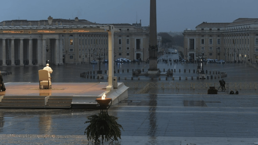 Pela primeira vez na história, Papa reza sozinho na Praça São Pedro, no Vaticano - Reprodução/Vaticano