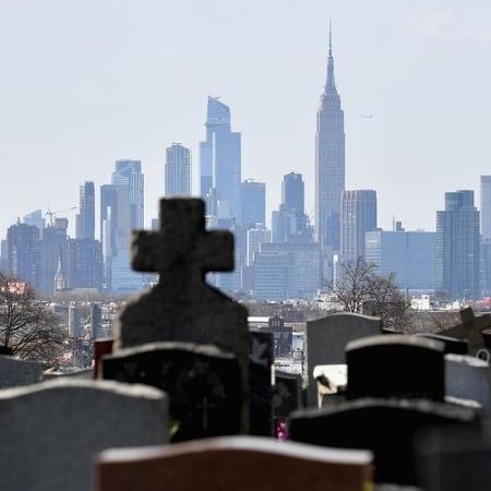 Os pedidos de serviços em cemitérios de Nova York dispararam devido à pandemia da covid-19 - Getty Images via BBC