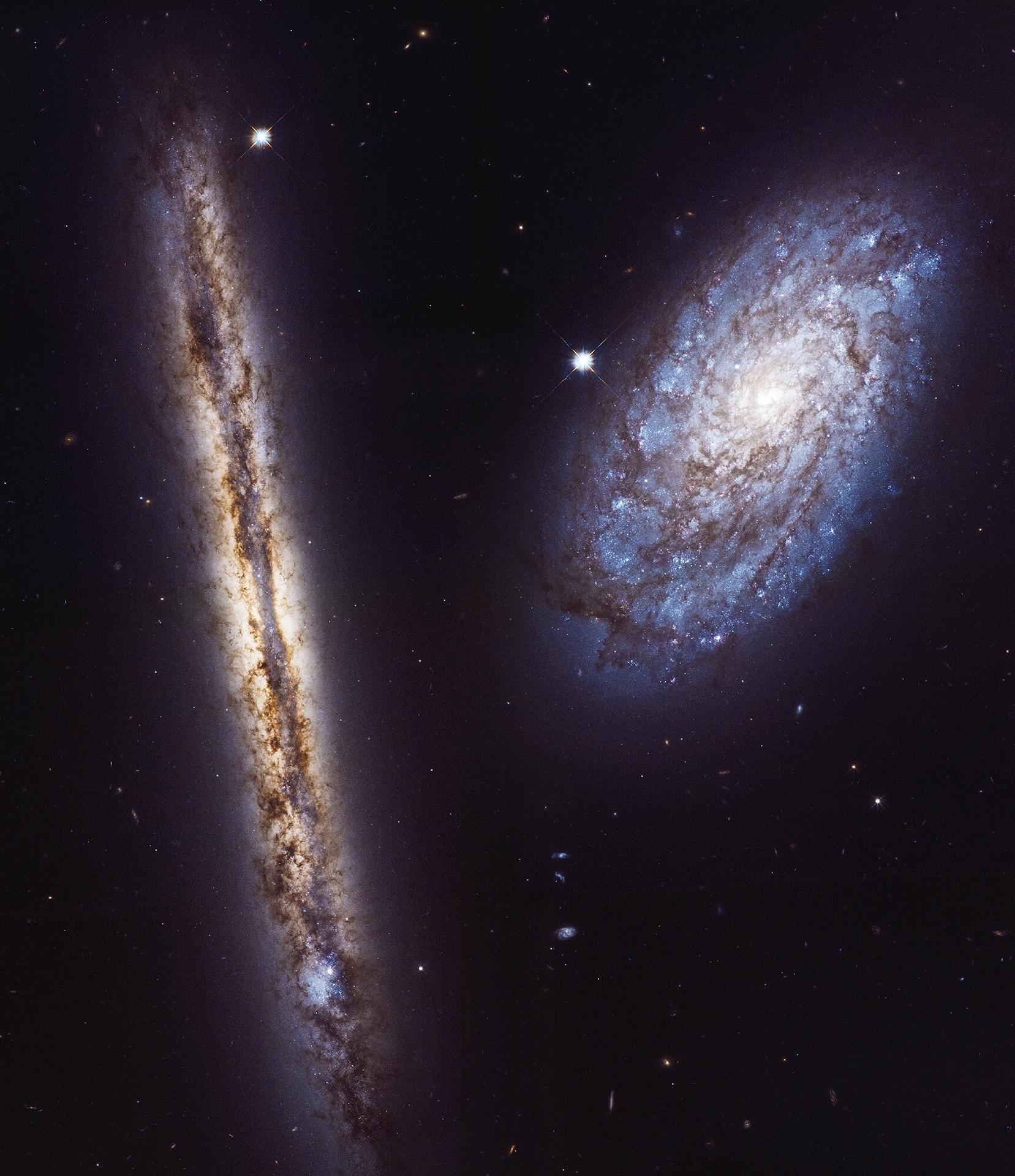 2017 - Galáxias NGC 4302 e NGC 4298 - Esta foto foi tirada em comemoração ao 27º aniversário do lançamento do Hubble. A galáxia de ponta é chamada NGC 4302, e a galáxia inclinada é NGC 4298. Eles são muito semelhantes em termos de estrutura e conteúdo. Ambas estão a aproximadamente 55 milhões de anos-luz de distância da Terra. - NASA