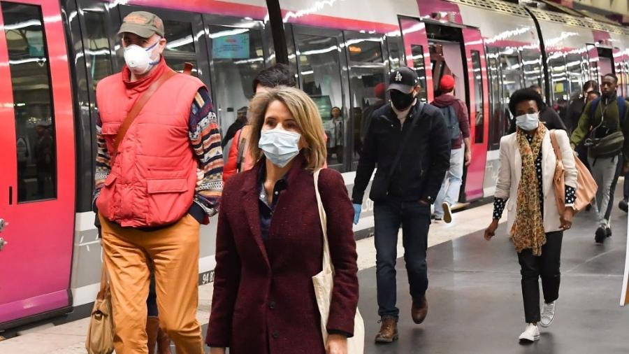 28.abr.2020 - Contra o novo coronavírus, passageiros usam máscaras na estação Gare du Nord, em Paris, na França - Stephane Cardinale - Corbis/Corbis via Getty Images