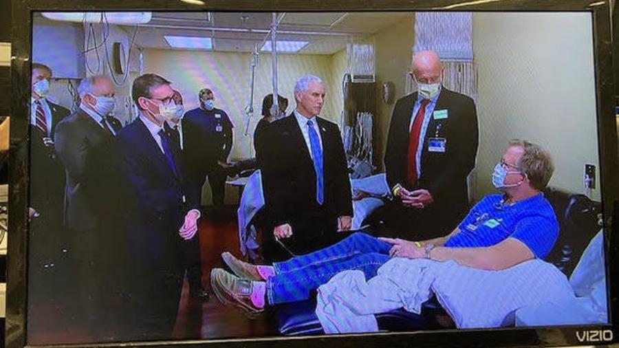 Mike Pence aparece sem a máscara em visita a clínica nos EUA - Reprodução/CBS News
