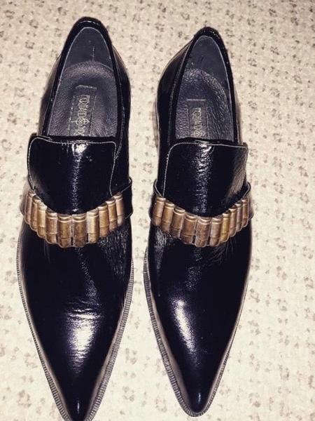 Sapatos com balas na parte superior, feitos especialmente para Bolsonaro e Siqueira Jr. - Arquivo Pessoal/UOL - Arquivo Pessoal/UOL