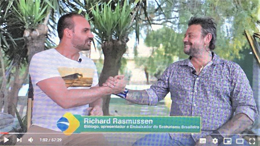 Deputado Eduardo Bolsonaro cumprimenta o apresentador de TV Richard Rasmussen em vídeo divulgado nas redes sociais em 10.outubro.2020 - Reprodução/Internet