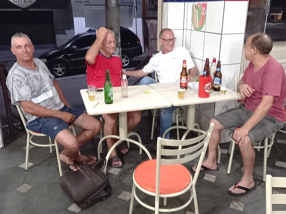 Cachaça contra a covid-19: um boteco 24 horas aberto no interior de MG