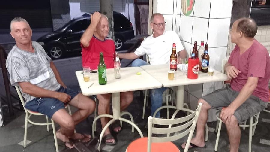 Valdir Silva (de vermelho) e os amigos no Bar do Sandoval, aberto 24 horas em Itaúna (MG) - Amaury Ribeiro Jr//UOL