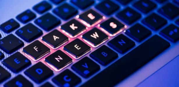 Teclado com as palavras "fake news"