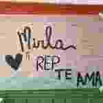 05.05.2021 - Cartaz homenageia Mirla Renner, de 20 anos, uma das cinco vítimas do ataque à creche em Saudades (SC) - WILLIAN RICARDO/ISHOOT/ESTADÃO CONTEÚDO