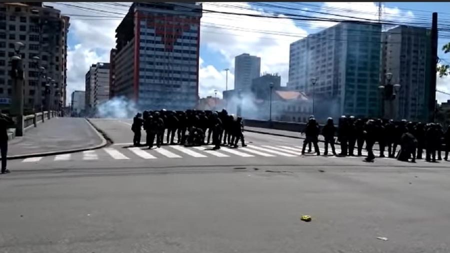 Momento em que PM dá início ao ataque criminoso contra manifestantes. Em Brasília, houve quem salivasse de satisfação - Reprodução