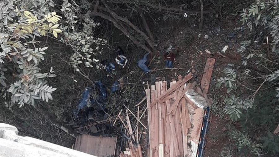 Caminhão que transportava madeira caiu em viaduto da BR-381, em João Monlevade (MG). É o terceiro acidente do tipo no local em menos de um ano - Corpo de Bombeiros de Minas Gerais