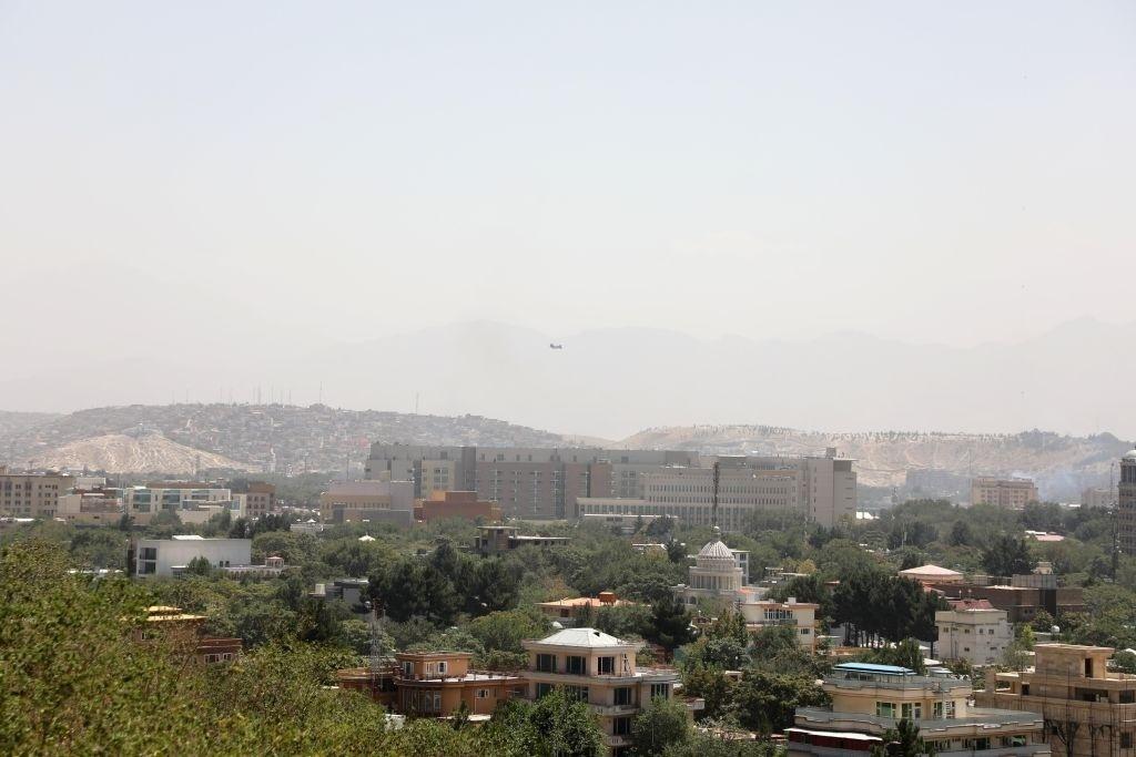Helicóptero militar dos EUA sobrevoa embaixada americana em Cabul para retirada de diplomatas - Stringer/Reuters