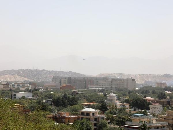 Helicóptero militar dos EUA sobrevoa embaixada americana em Cabul para retirada de diplomatas - Stringer/Reuters